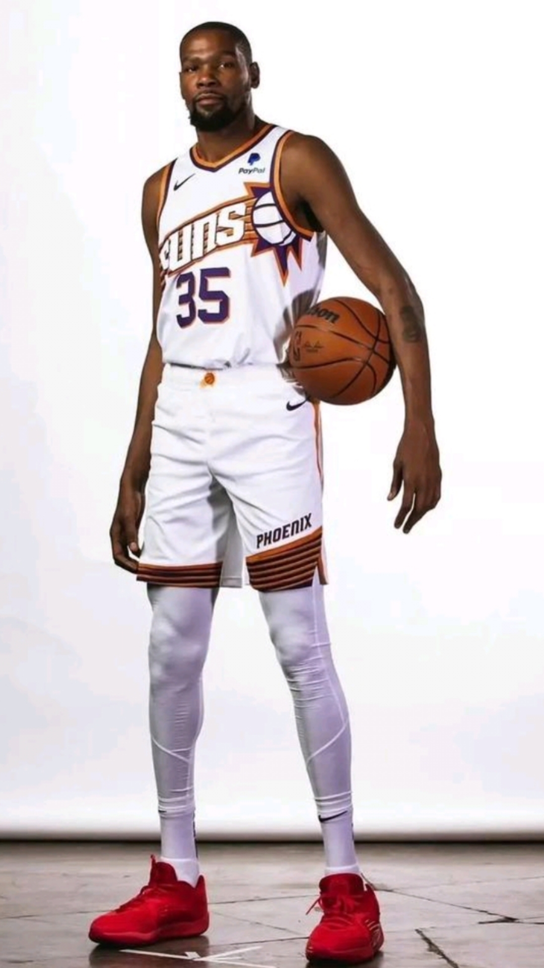 詹姆斯背身单打得分，引领球队节奏（詹姆斯背打取分，掌控比赛节奏）